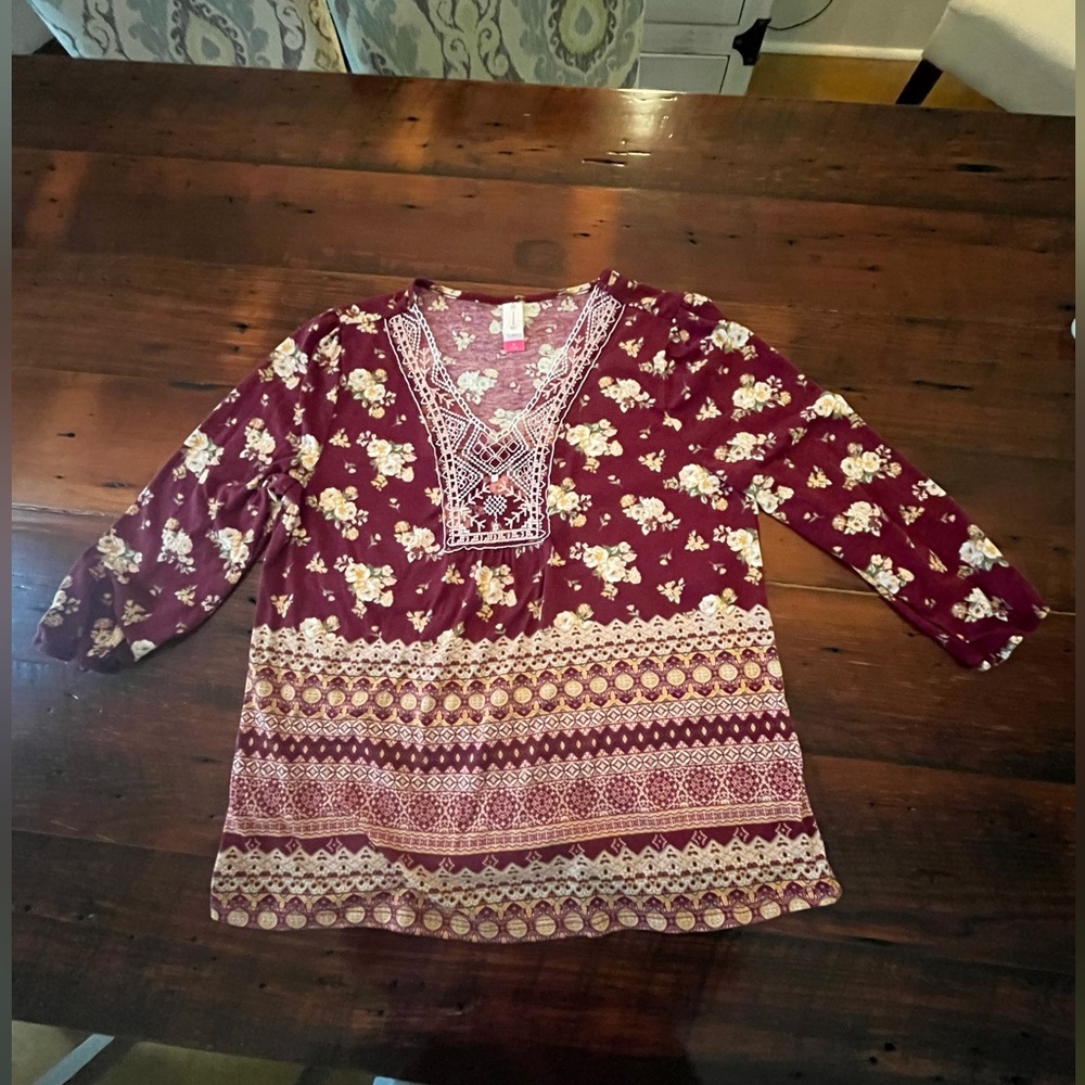 No Boundaries Long Sleeve Size Medium 7/9 Floral Tunic In Maroon With Lace